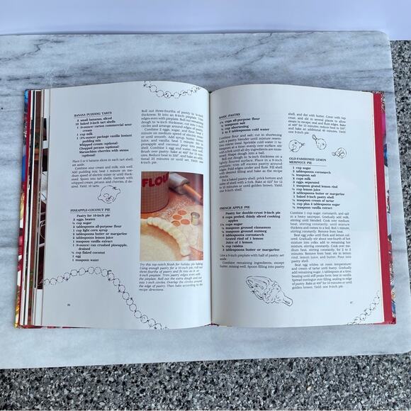 Vintage 1984 Southern Living Christmas Hardback Book Magazine Craft Book Holiday - Picture 4 of 5